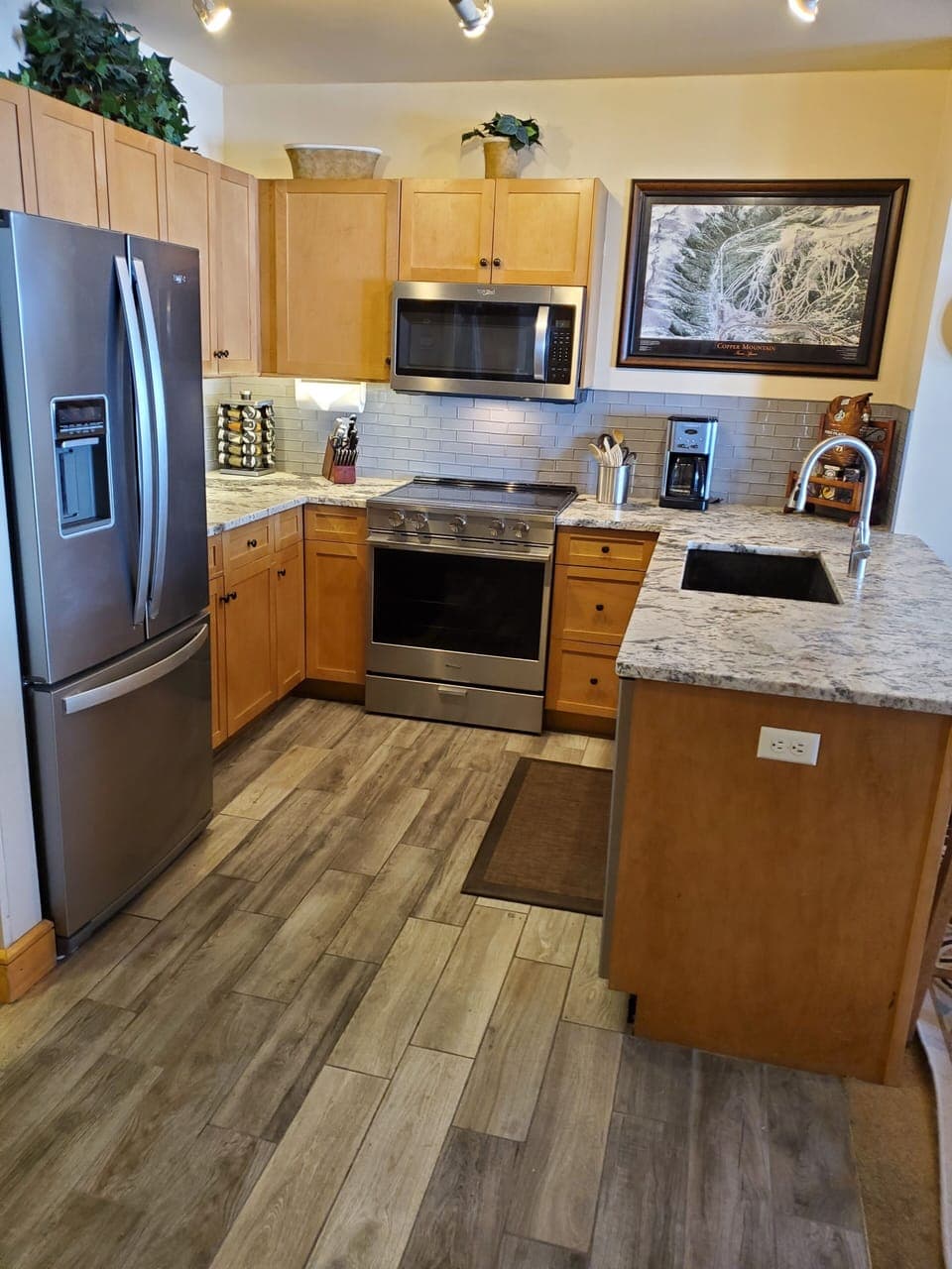 Fully stocked kitchen with glass cooktop, convection oven & newer appliances