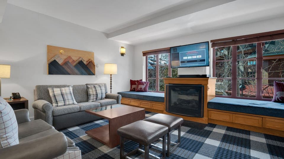 Family Room with Pull Out Sofa Queen Bed and Flanked Twin Window Beds, Sleeps 4.