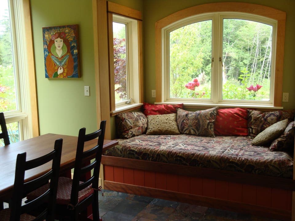 window seat in kitchen dining area