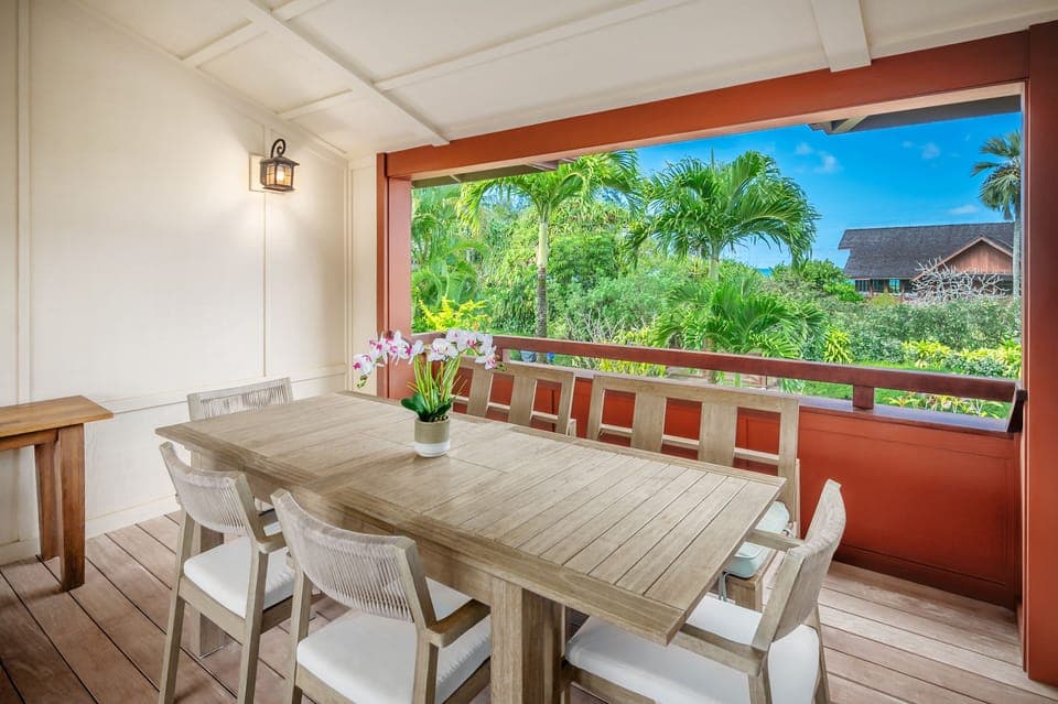 Outdoor dining on the upstairs lanai.