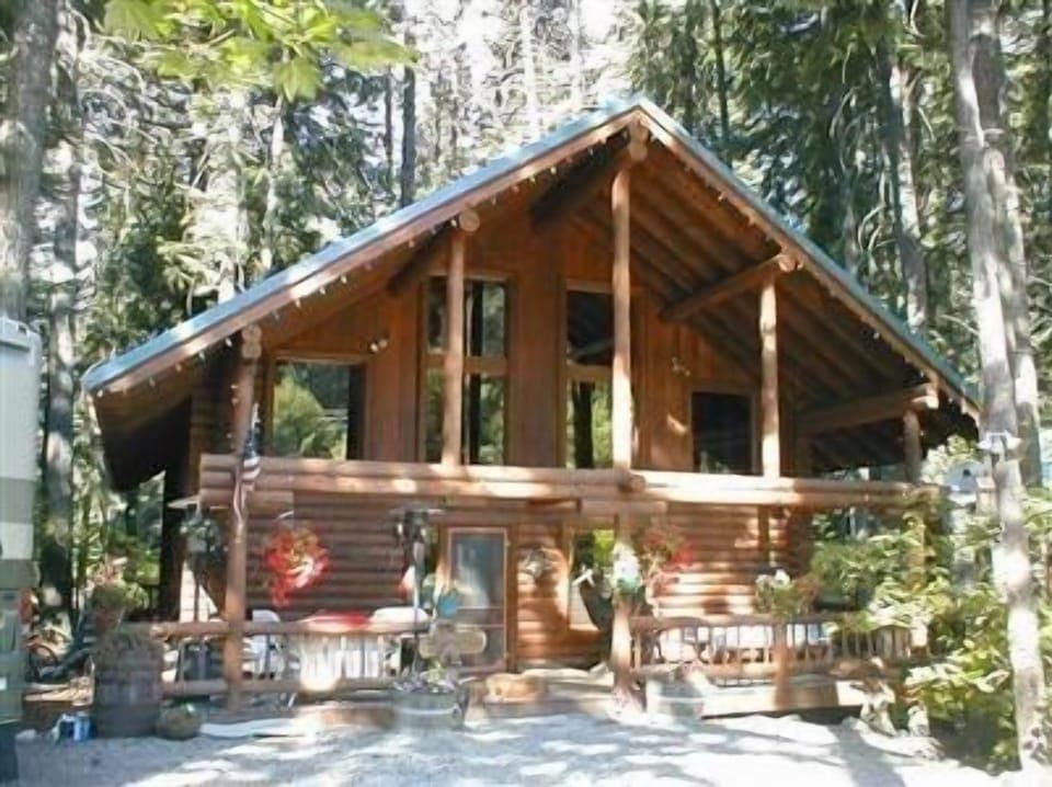 Summer Time - sunshine, water skiing, sea-doos and mountain breezes!!