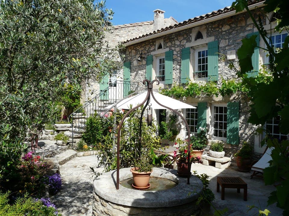 Book this vacation rental in the Alpilles area Provence in this magnificent Provençal Mas with swimming pool, 2 bedrooms and 2 bathrooms