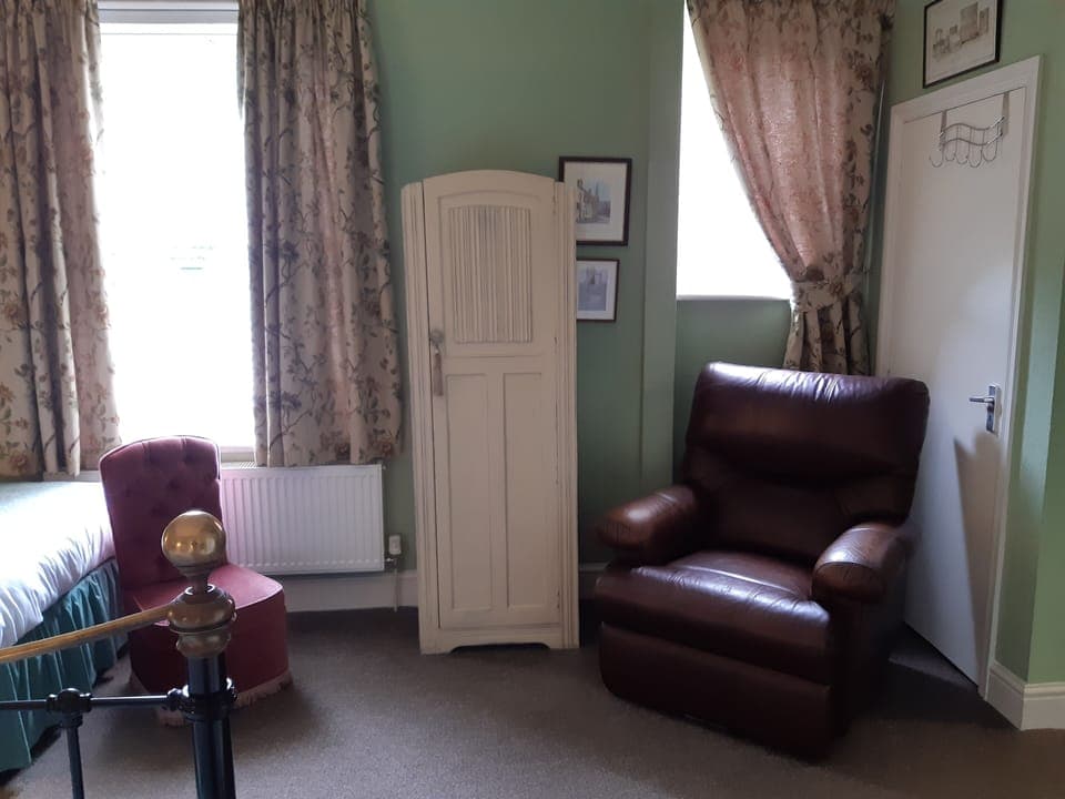 Superior Family Room (3 People) | Laptop workspace, soundproofing, iron/ironing board, free WiFi