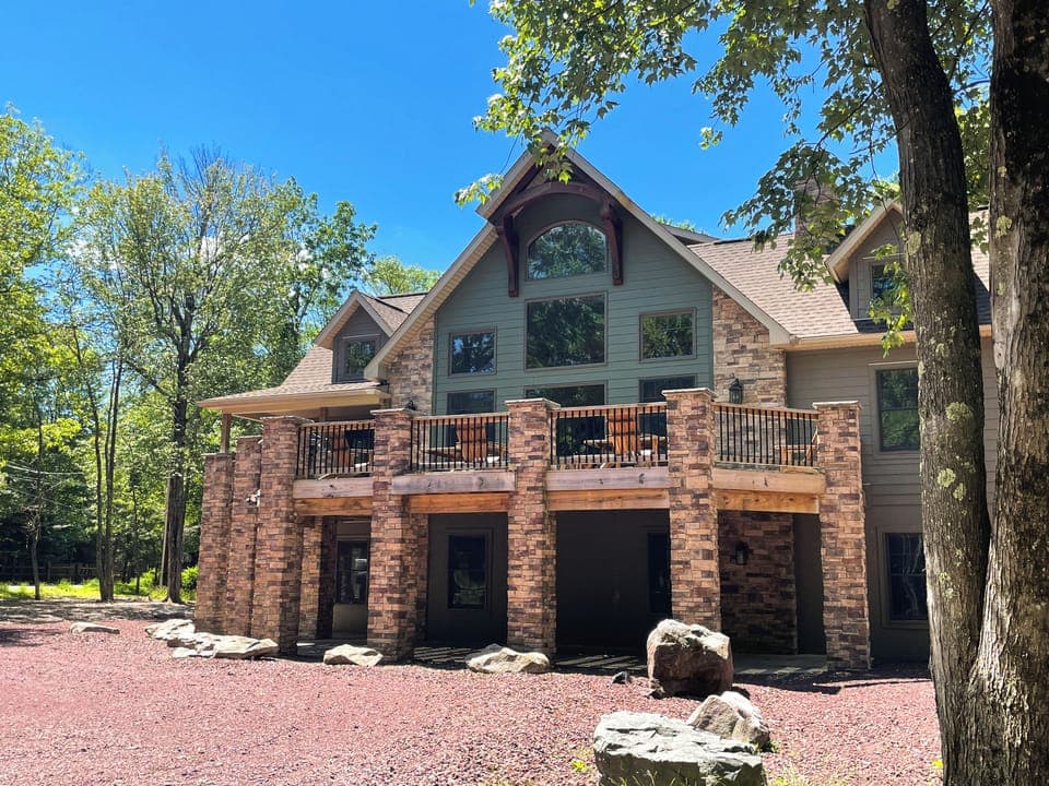 Cedar Spring Lodge, near JFBB skiing, private hot tub, firepit, and game room