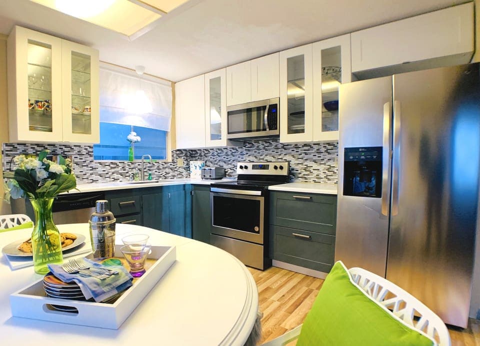 Fully equipped eat-in kitchen