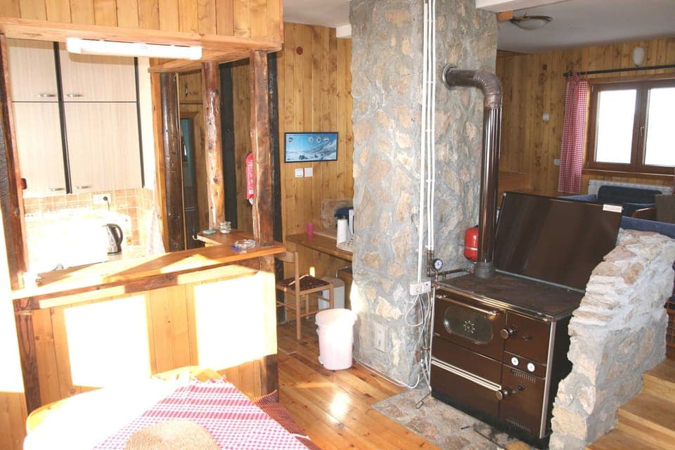 Kitchen, stove and dining area