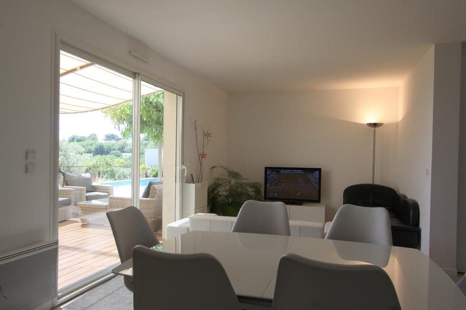 Direct access to the terrace from the main reception room.