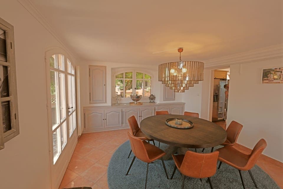 Lower floor: Dining room / living room. The dining table can be extended to a la