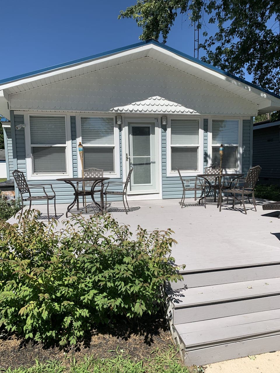 Welcome to Seashell. Plenty of seating on the deck to enjoy & right by the lake!