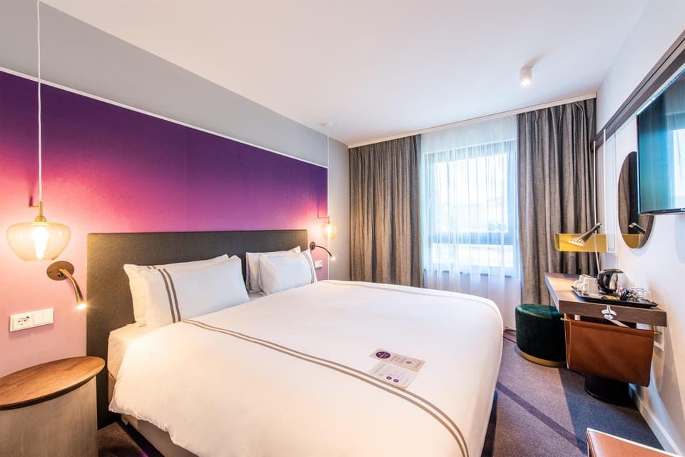 Standard Double Room | In-room safe, soundproofing, free WiFi, bed sheets