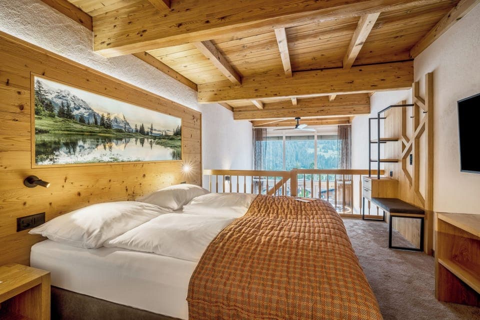 Panoramic Suite, Balcony (Eigerview) | Hypo-allergenic bedding, minibar, in-room safe, individually decorated