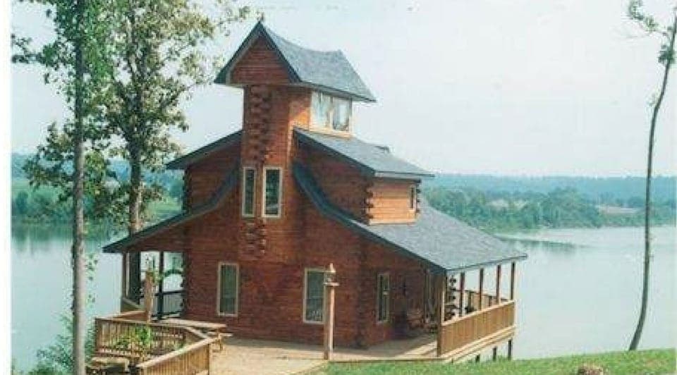 "Heron's Nest" cabin sleeps 12, right ON the Rivers edge, Private Boat Dock. 