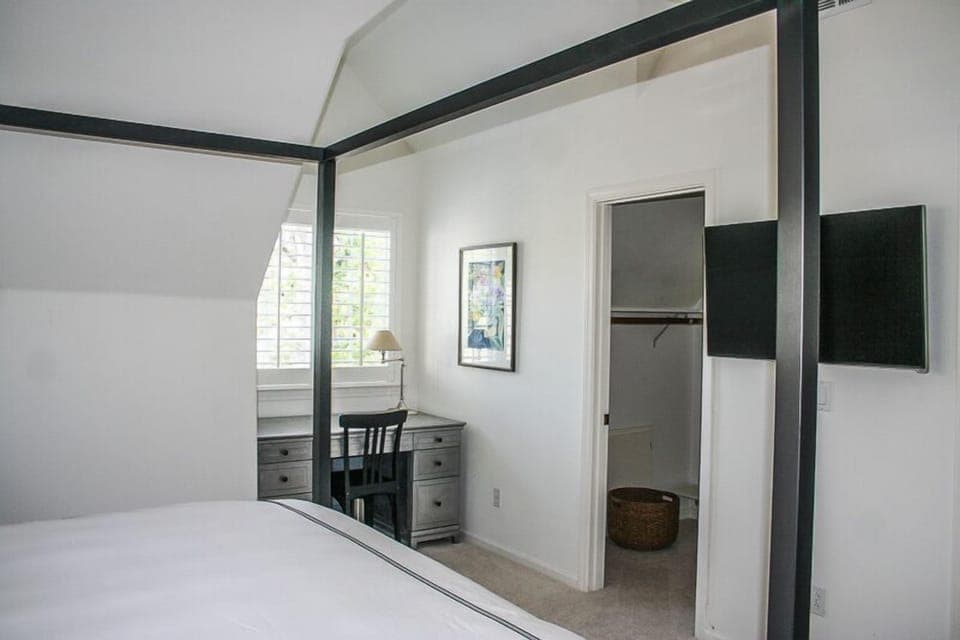 Bedroom Closet and D
esk
