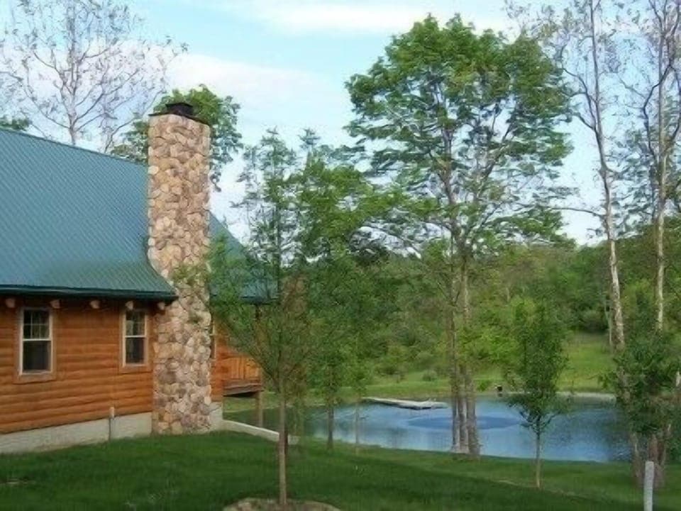 Cabin Overlooking Beautiful Pond