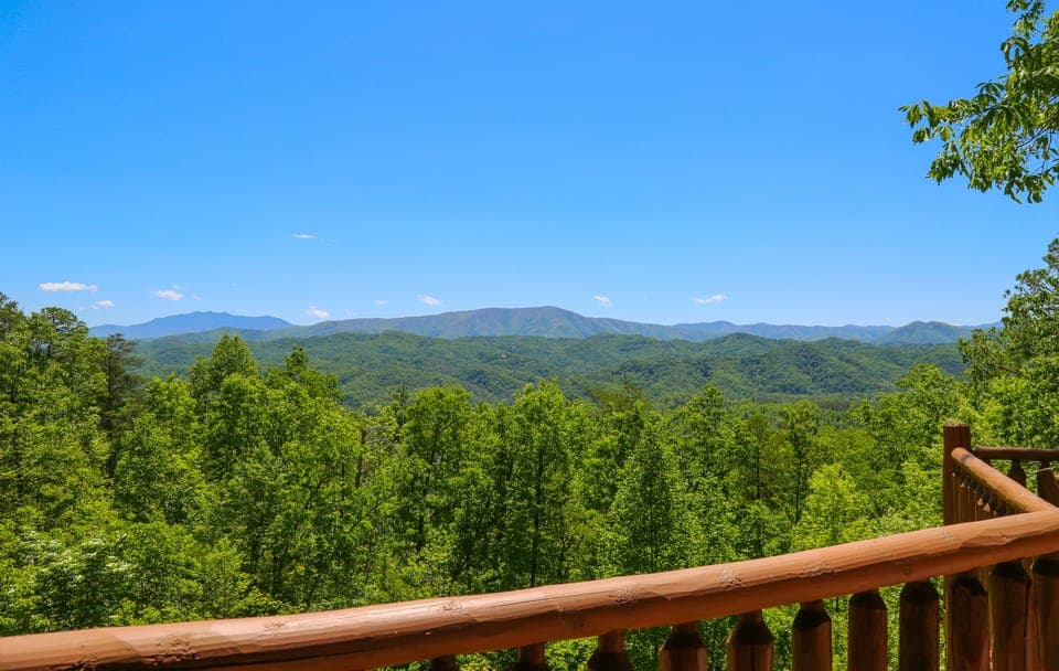 Panoramic Smokey Mountain Views!
