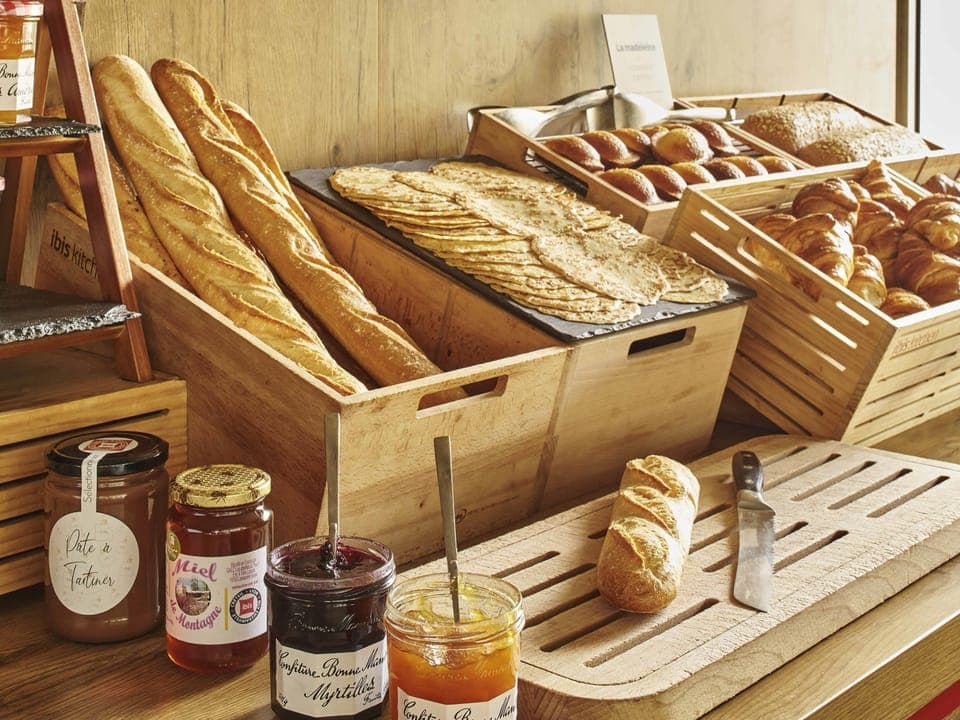 Daily continental breakfast (EUR 13.90 per person)