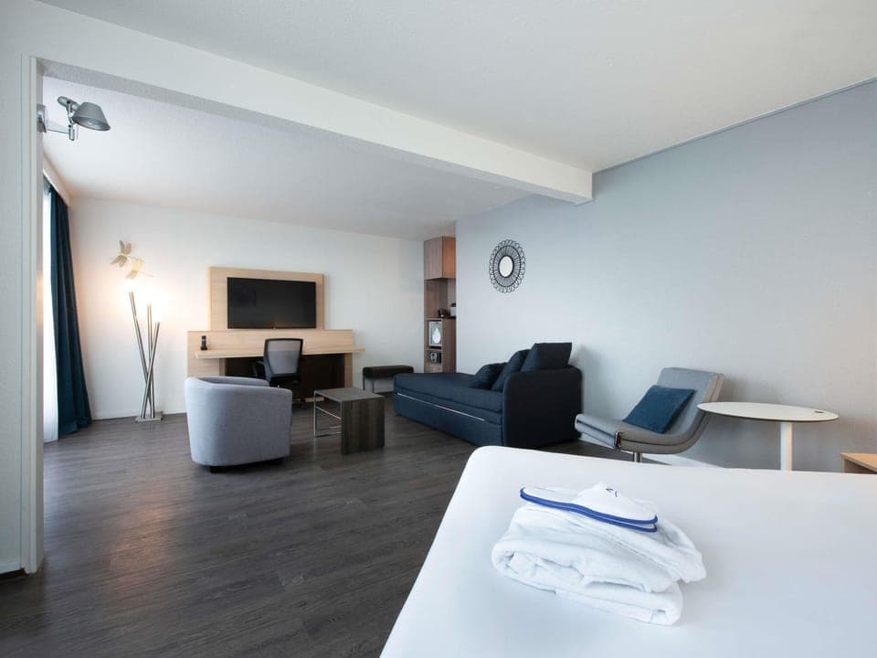 Suite, 1 Queen Bed, Balcony | Minibar, in-room safe, desk, blackout drapes