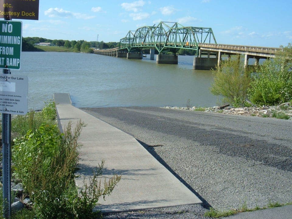 Large public boat ramp 1 mi. from cabin.