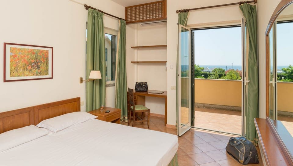 Camera Superior Family Vista Mare | Desk, free WiFi, bed sheets