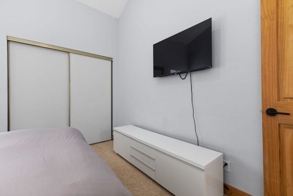 Bedroom 3: HDTV