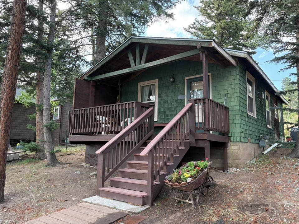 Sunny and quiet cabin with private front and back yard on a dead-end road.
