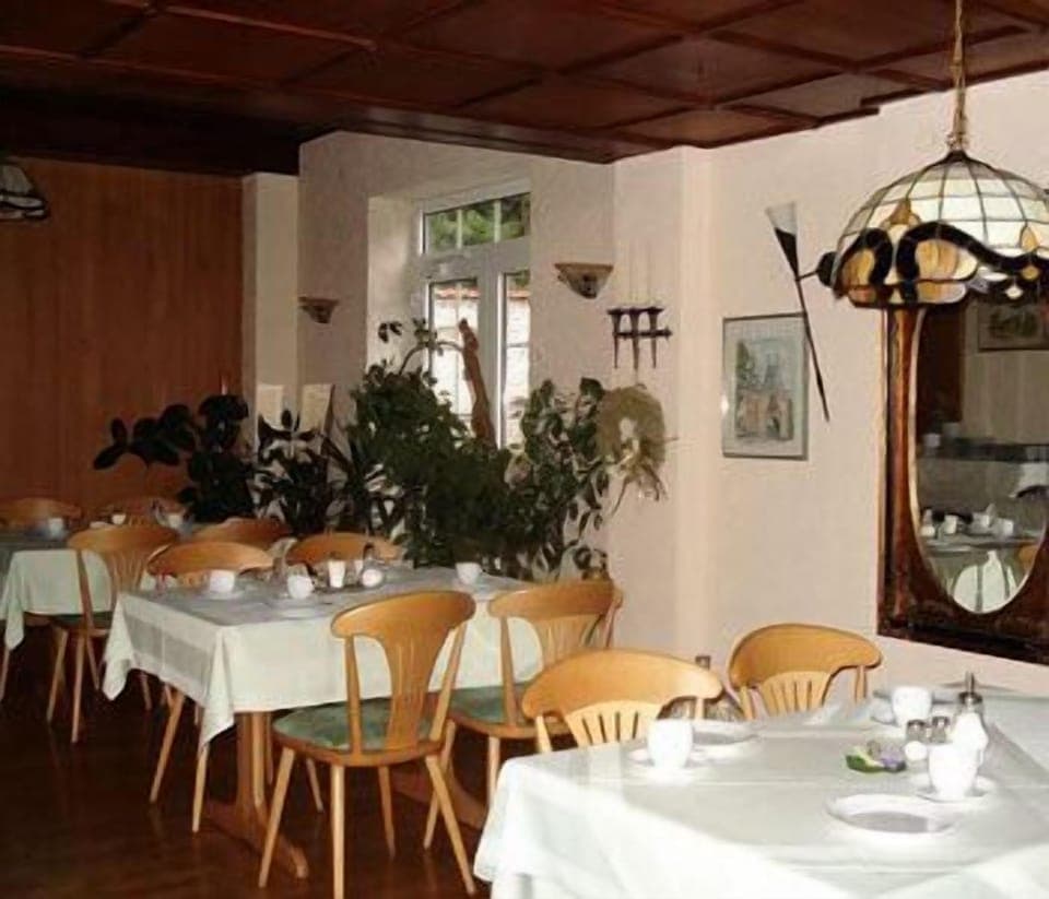 Breakfast and dinner served, alfresco dining 