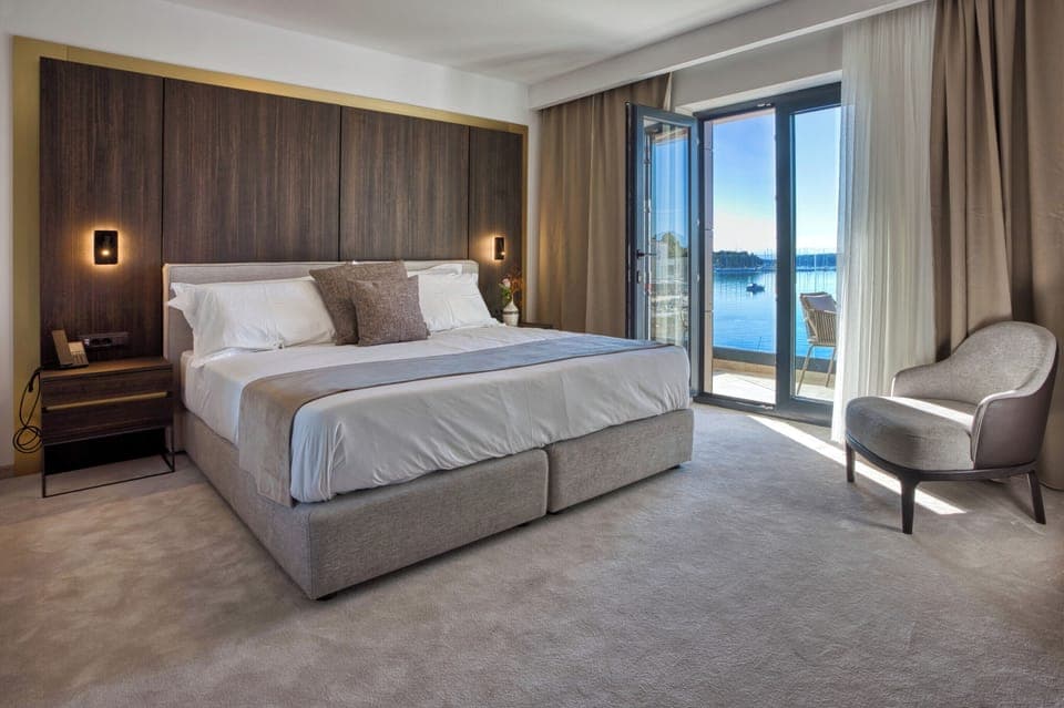 Minibar, free WiFi, bed sheets, wheelchair access