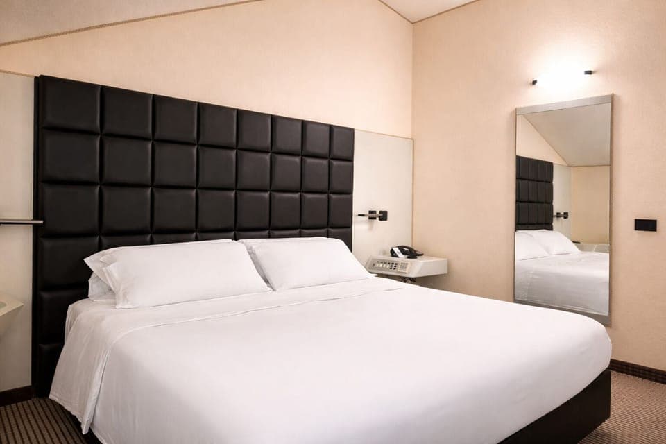 Camera Essential | Premium bedding, minibar, in-room safe, desk