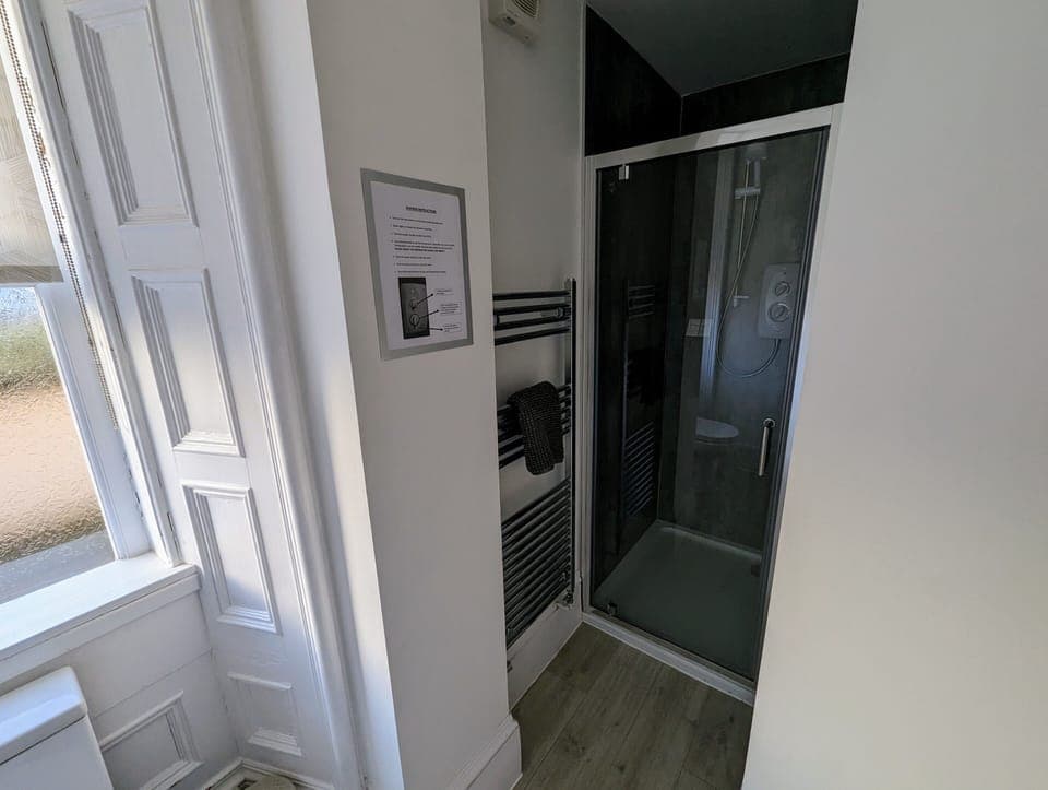 Deluxe Double Room, 1 Queen Bed, Non Smoking | Bathroom | Shower, hair dryer, towels