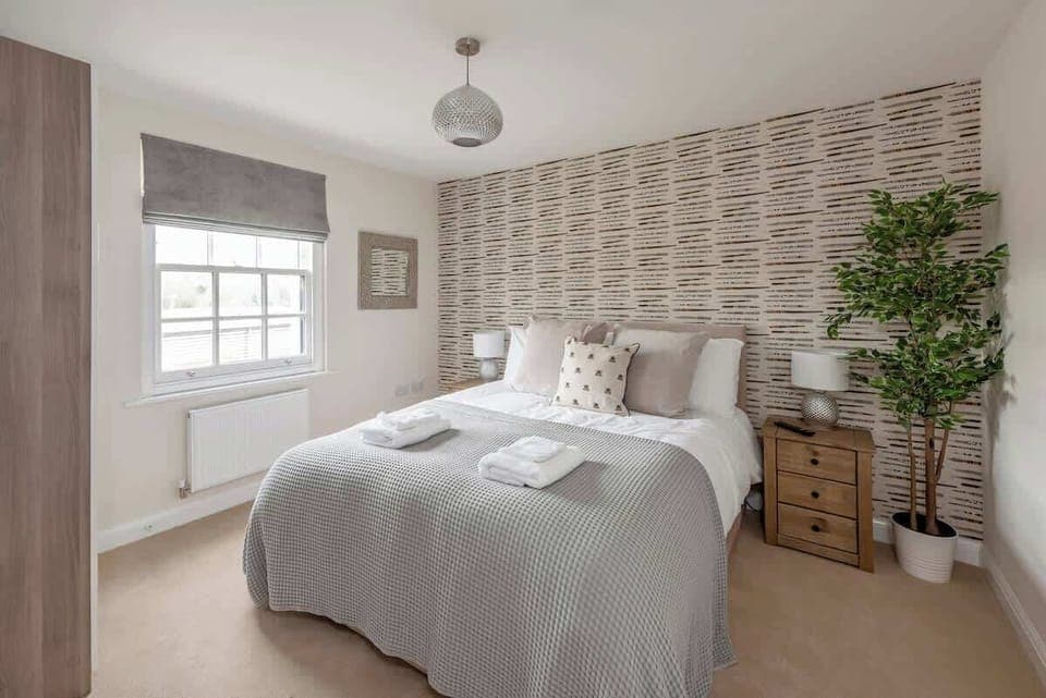 Master bedroom: King