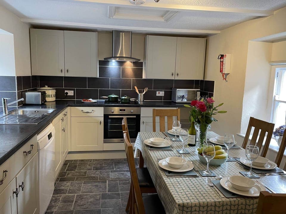 Fully equipped kitchen and dining area