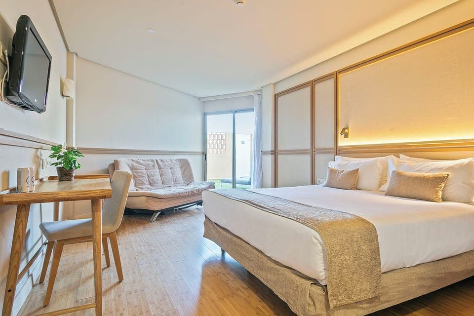 Premium Room | 1 bedroom, minibar, in-room safe, desk