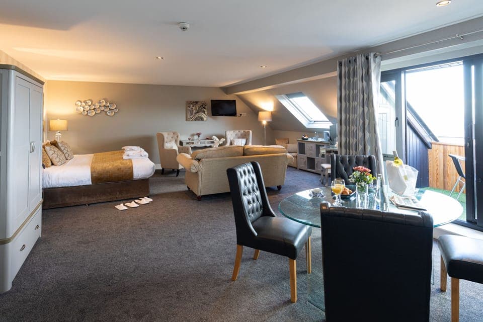 Deluxe Room, 1 King Bed | In-room safe, individually decorated, individually furnished, desk