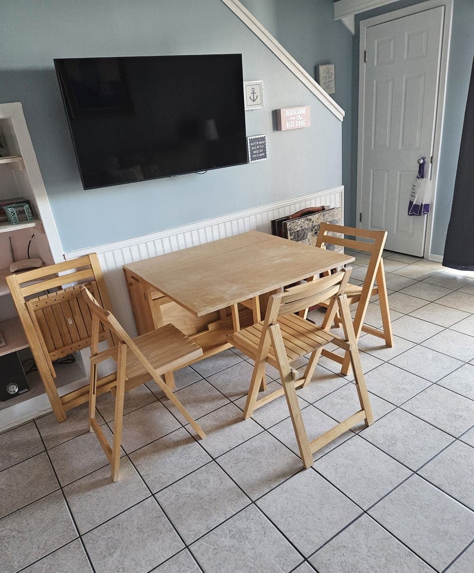 Folding dinning table with 4 Folding chairs