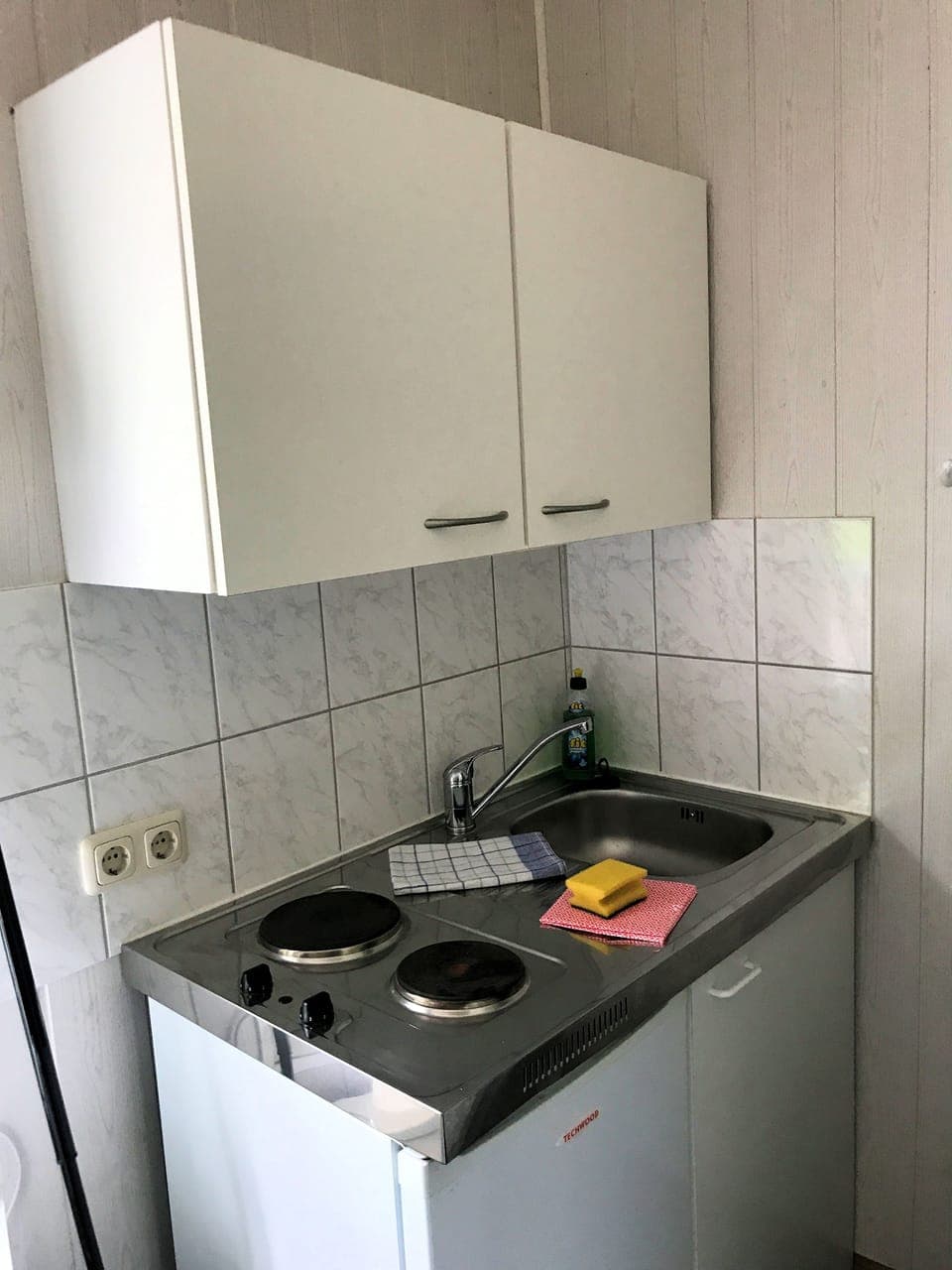 Fridge, stovetop, electric kettle, cookware/dishes/utensils