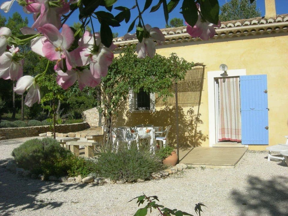 ROUSSILLON vacation rental, comfortable cottage for rent, facade for 3 people. Online reservation with Plaisirs & Maisons de Provence