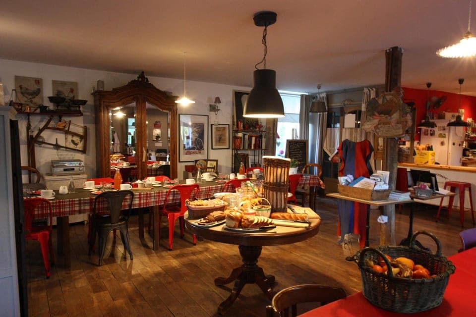 Breakfast and dinner served, local cuisine