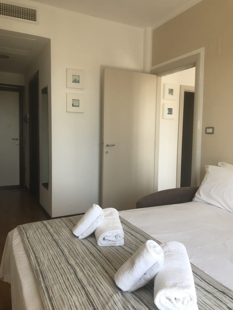 Family Room | Minibar, in-room safe, desk, laptop workspace