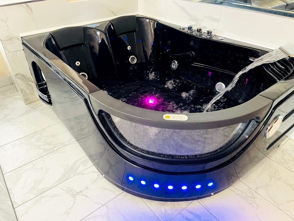 Standard Room, 1 King Bed, Jetted Tub | Jetted tub