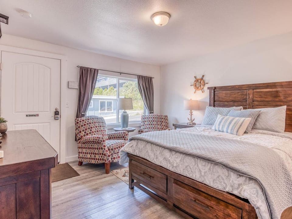 Queen Bed Studio Unit