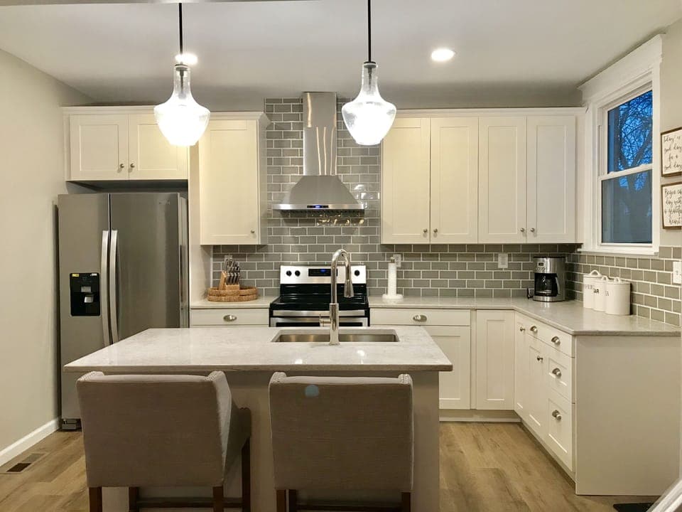 Fully equipped kitchen. Stainless steel appliances and quartz countertops.