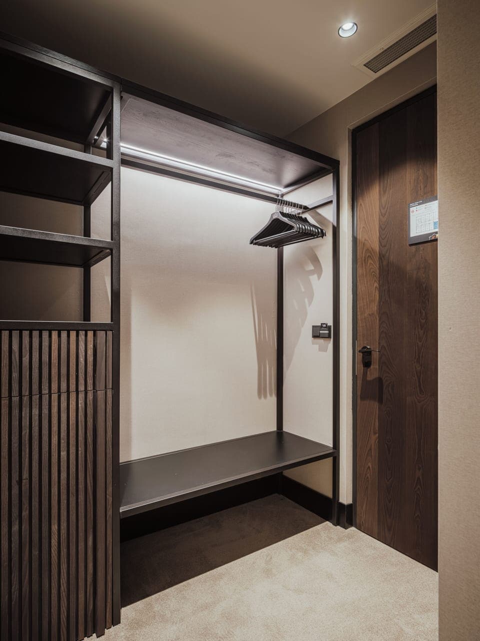 Deluxe Room, 1 King Bed, Bathtub | Hypo-allergenic bedding, in-room safe, desk, blackout drapes