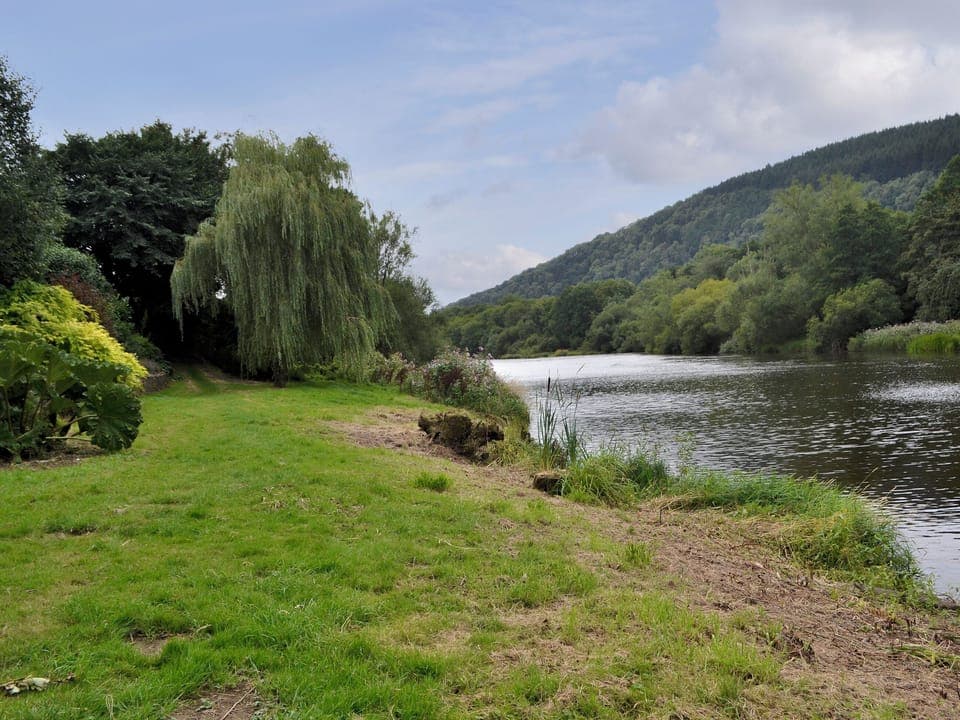 Close to the River Wye and complete with fishing rights | Edw Lodge - Boatside, Aberedw, near Builth Wells