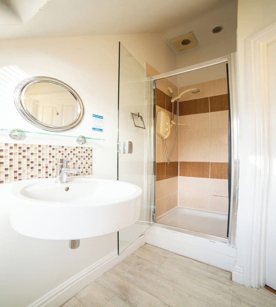 Basic Single Room, 1 Twin Bed (Shared) | Bathroom | Free toiletries, towels, toilet paper