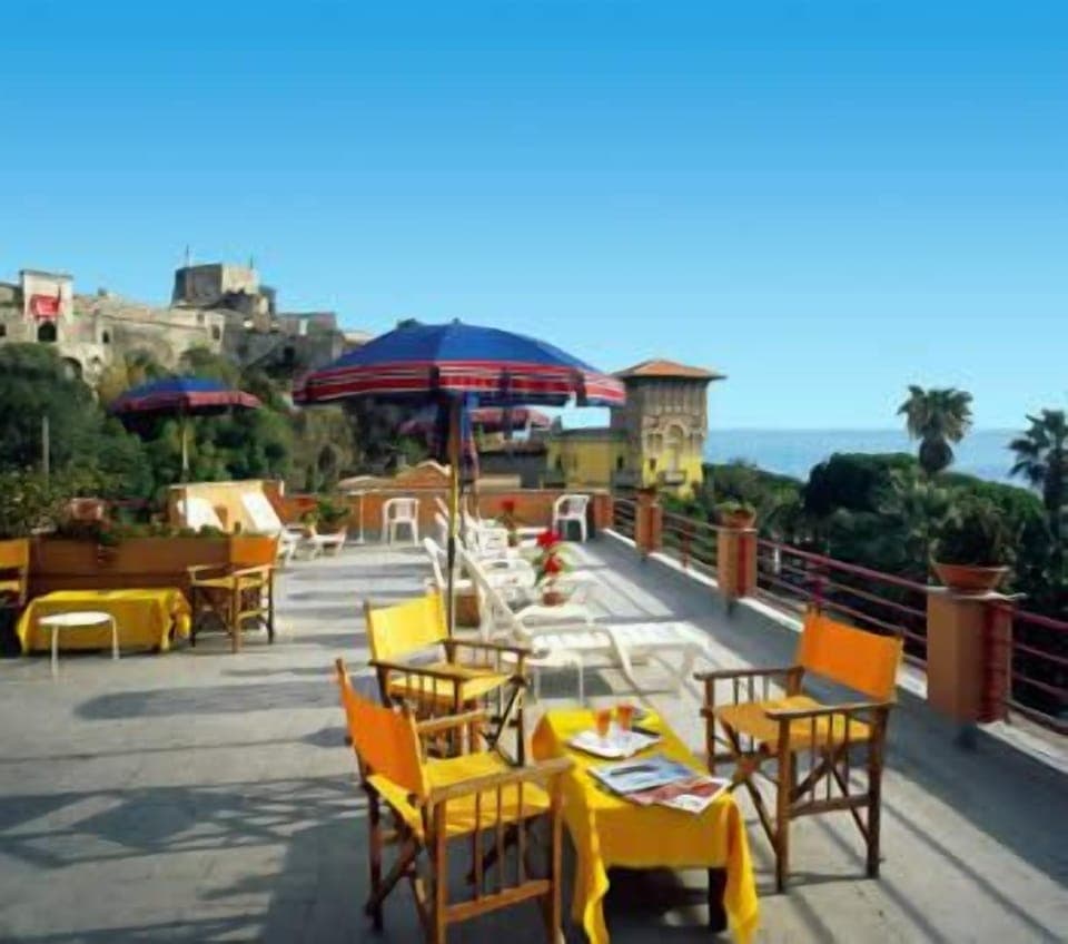 Breakfast, lunch and dinner served