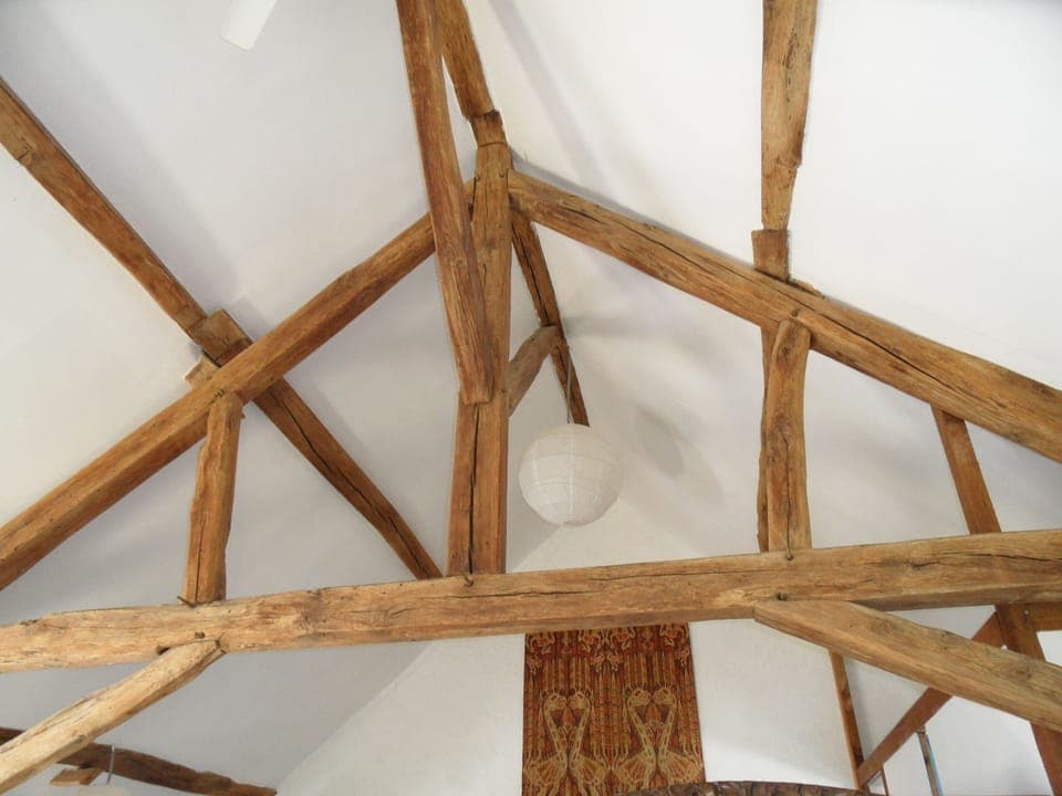 Roof beams in the bedroom