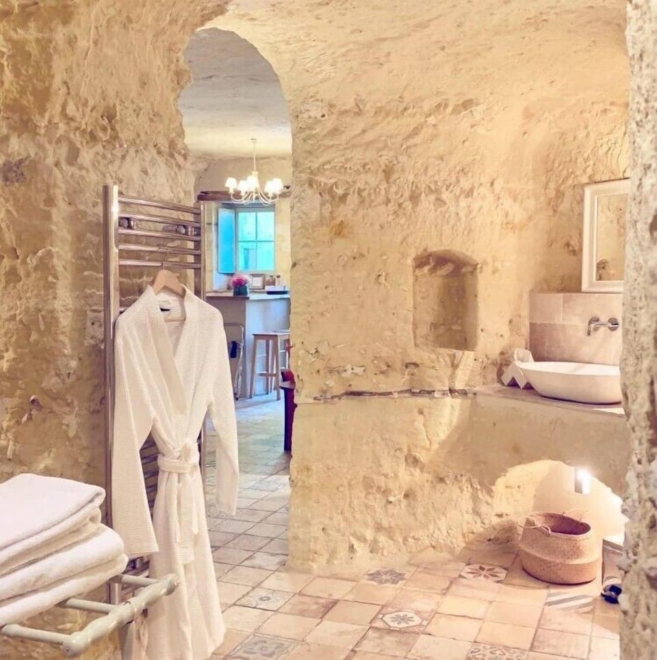 Luxury Studio Suite, Garden View | Bathroom | Designer toiletries, hair dryer, towels, soap