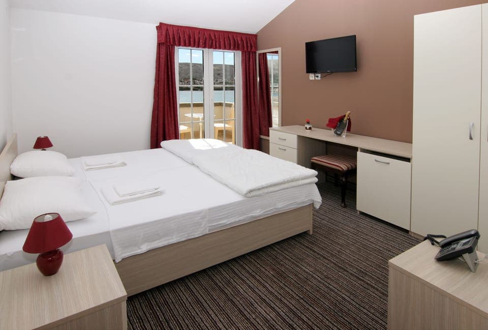 Double Room, Sea View | Minibar, in-room safe, desk, blackout drapes