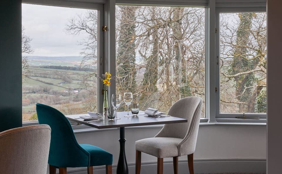 Lunch and dinner served, British cuisine