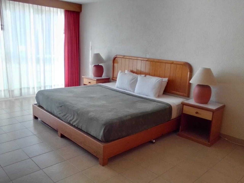 Superior Room, 1 King Bed | Down comforters, laptop workspace, iron/ironing board, bed sheets